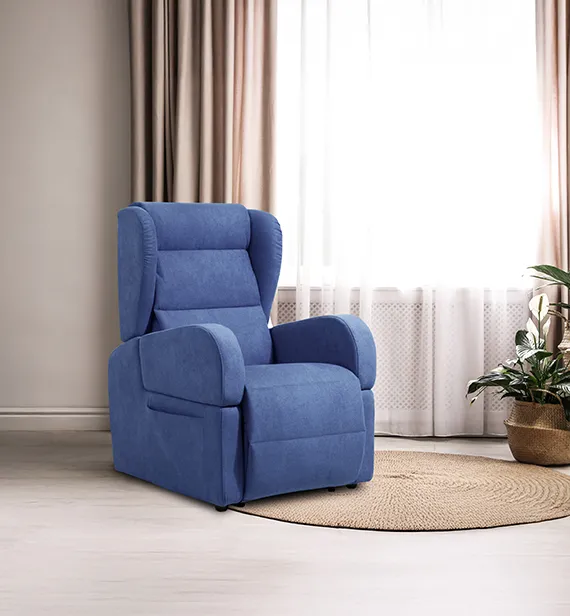 Poltrona relax Carla Aerre Divani blu accanto a una tenda e un tappeto tondo
