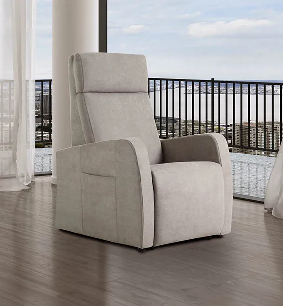 Poltrona relax Adele Aerre Divani grigio perla davanti a una terrazza