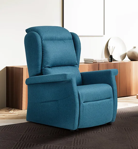 Poltrona relax Frida Aerre Divani blu petrolio davanti a una credenza in legno