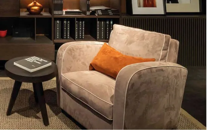 Poltrona Colette Bernazzoli in eco nabuk cipria con cuscino arancio e tavolino tondo