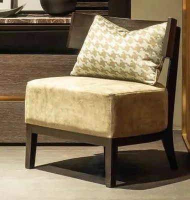 Poltrona Sicily Bernazzoli in rovere cacao ed eco nabuk sabbia con cuscino pied de poule