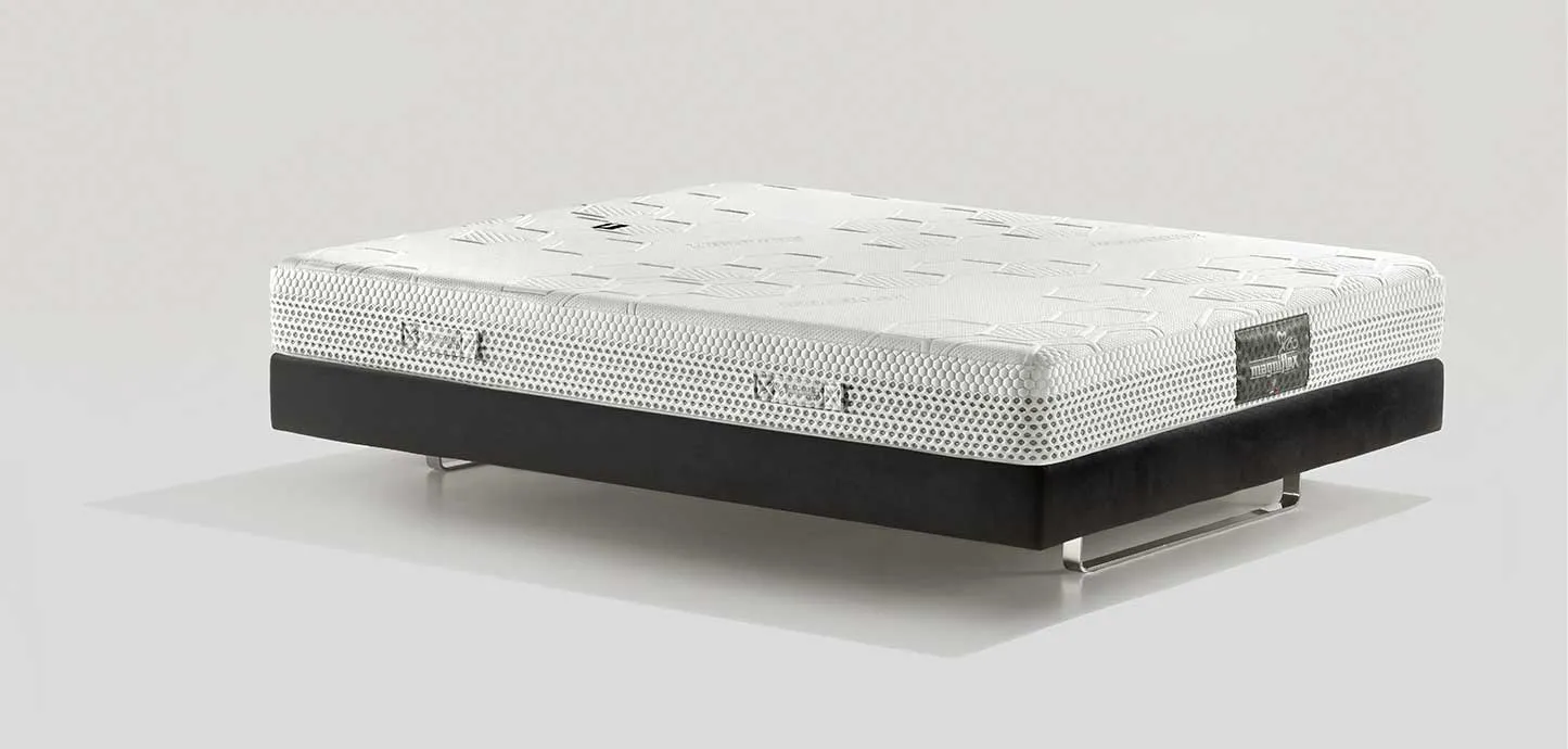 Materasso Massaggio Comfort Plus Magniflex bianco con etichetta nera, di tre quarti