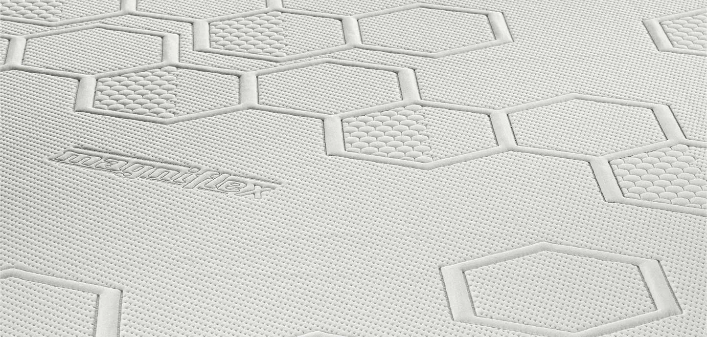 Dettaglio del tessuto in viscosa a esagoni del materasso Massaggio Comfort Plus Magniflex