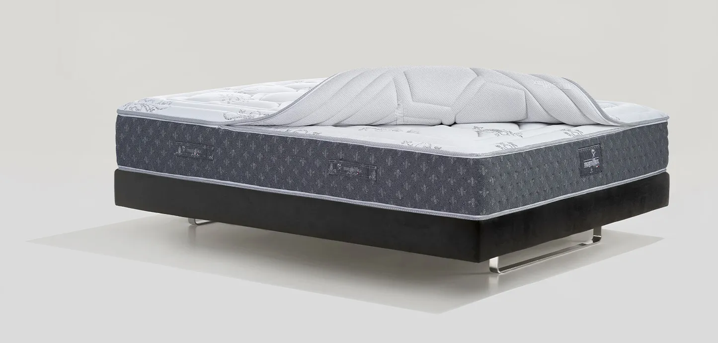 Materasso Sonno Infinity Cool Magniflex con il topper reversibile sollevato