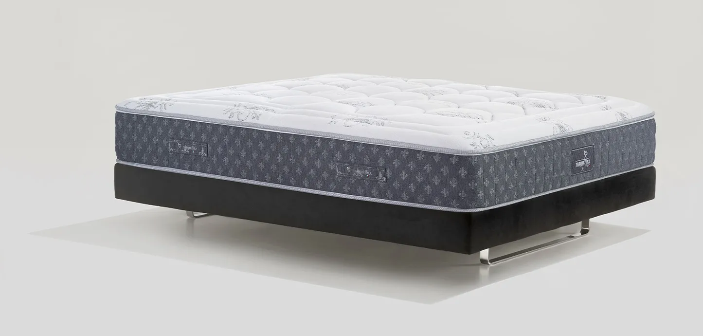 Materasso a molle Sonno Infinity Magniflex con fascia grigio scuro e topper bianco, di tre quarti