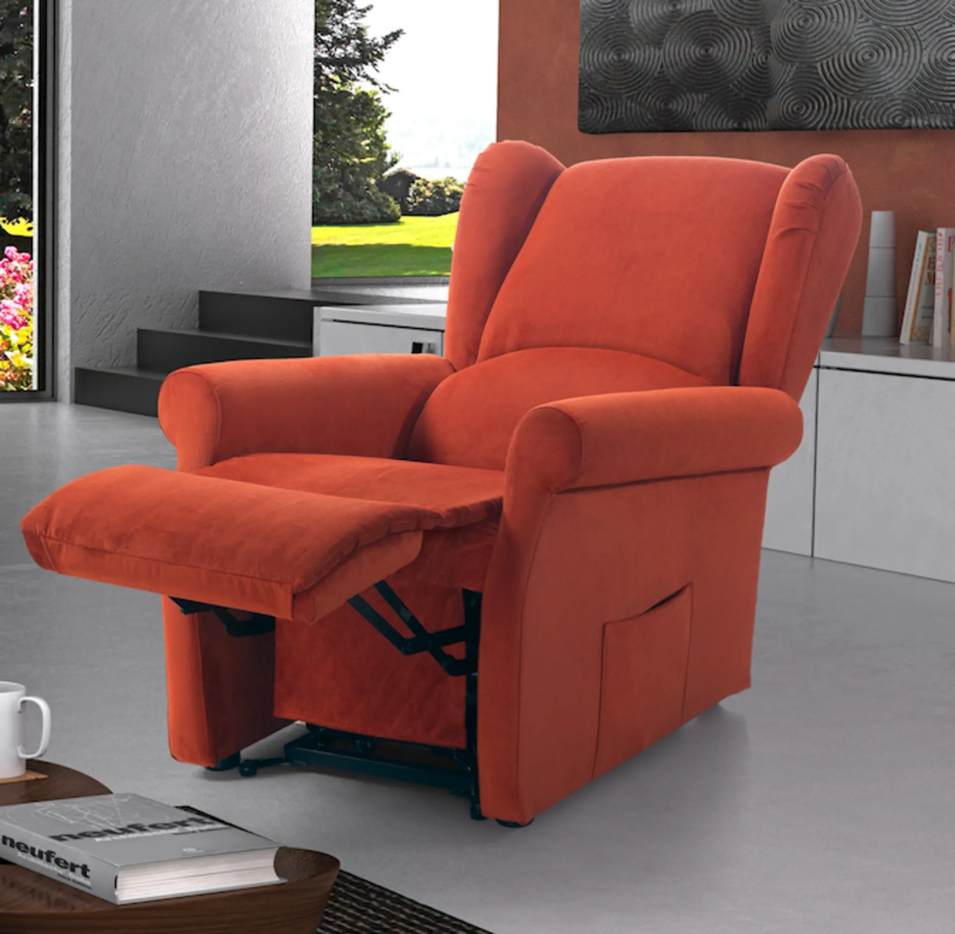 Poltrona alzapersona Berge Brima Italia arancio con pediera aperta in un salotto