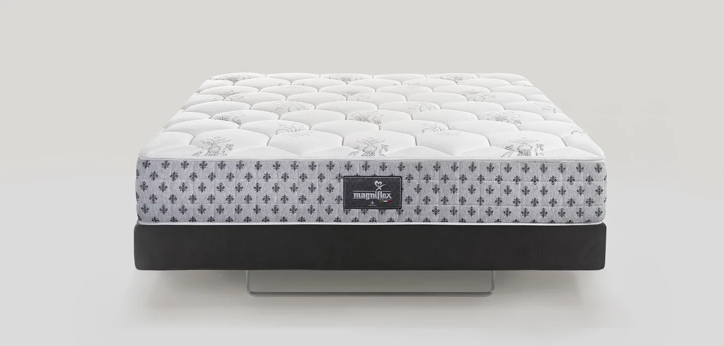 Materasso a molle Sonno Vital Magniflex visto dal lato corto con l'etichetta nera