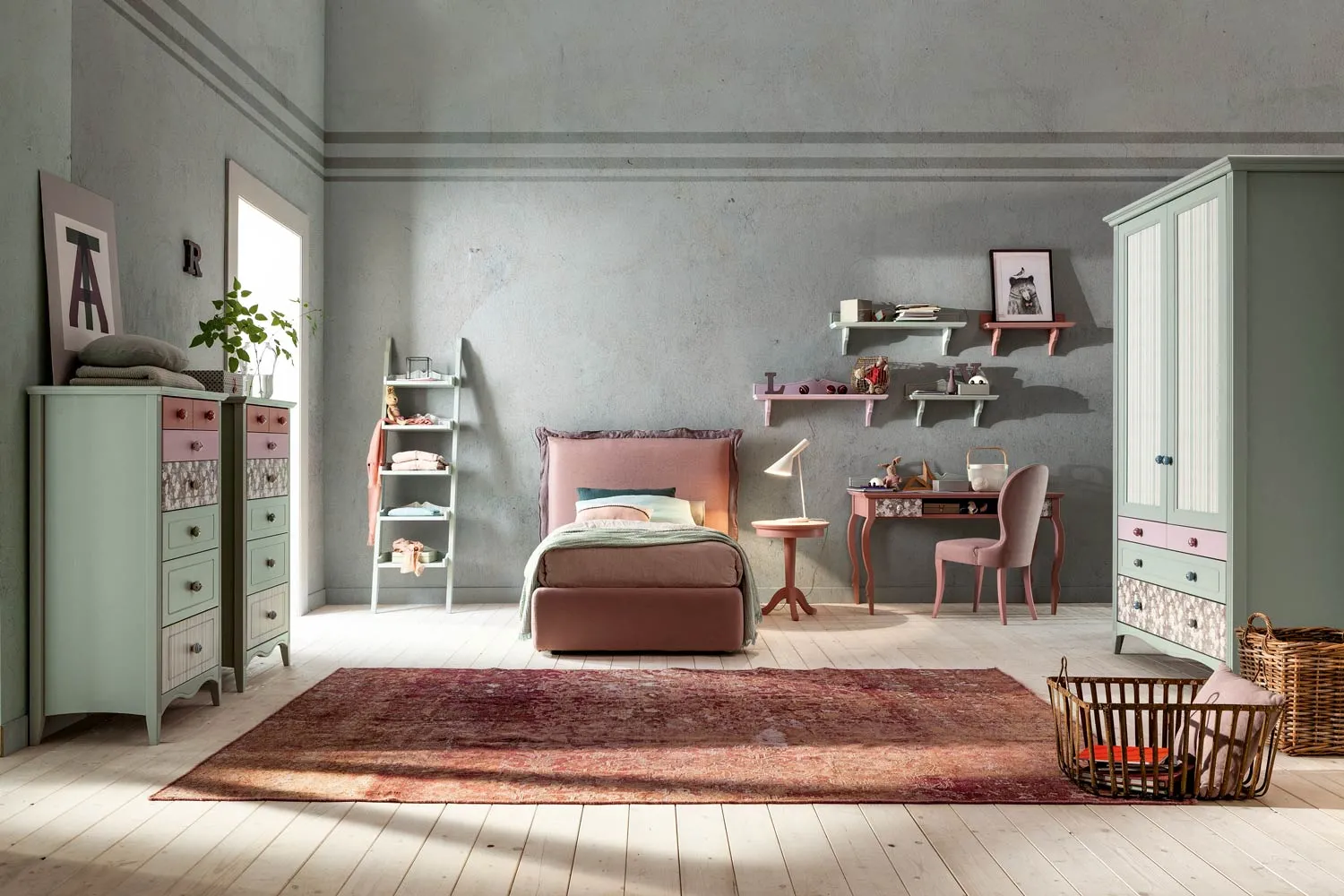Cameretta Romantic Morfeo Callesella con mobili verde salvia, letto rosa e scrittoio
