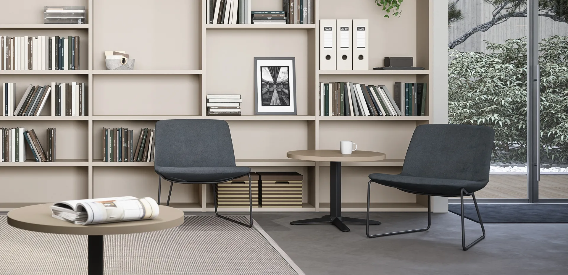 Poltroncine Sneek lounge Cinquanta3 blu davanti a una libreria in sala lettura