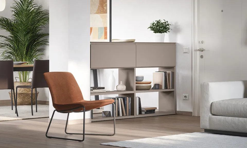 Poltroncina lounge Sneek Cinquanta3 color cuoio in soggiorno accanto alla libreria