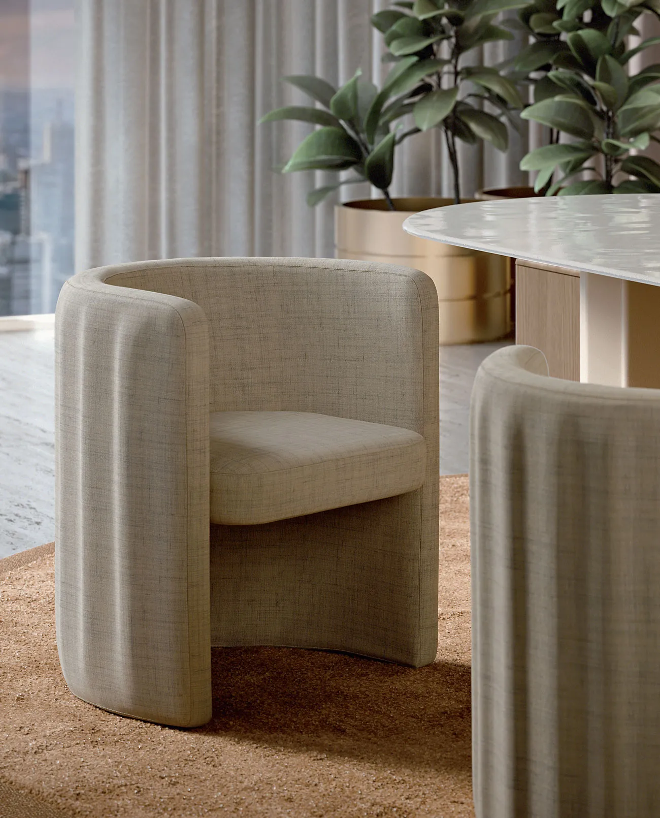 Poltroncina Sabree Frezza in tessuto chiaro accanto a un tavolo con piano in marmo