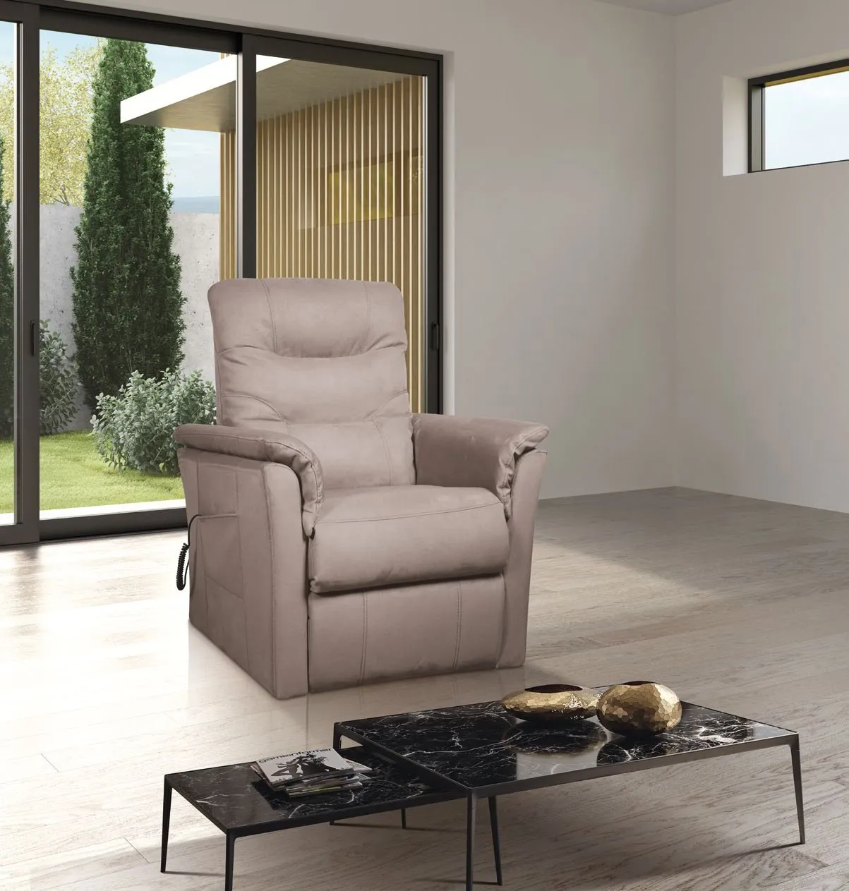 Poltrona relax elettrica Urban Style Imba tortora accanto a un tavolino di marmo nero