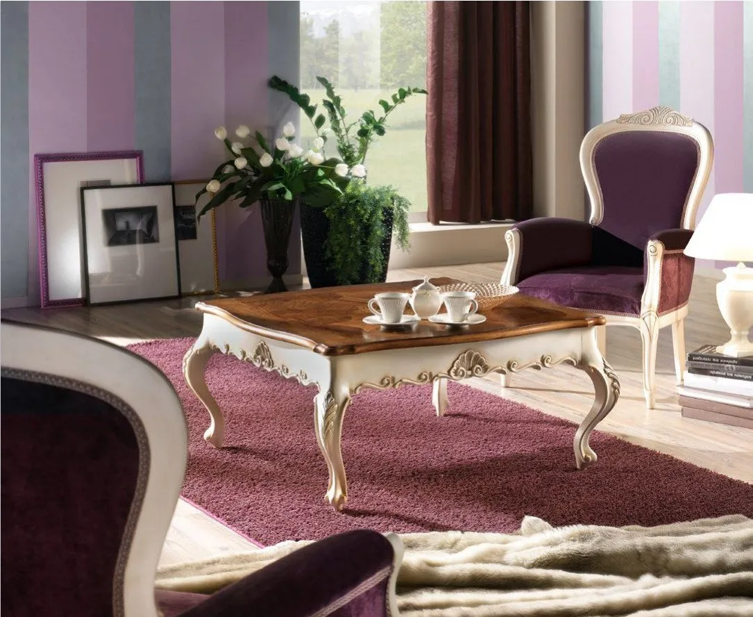 Poltrona Settecento Trend Style Imba viola accanto a un tavolino laccato