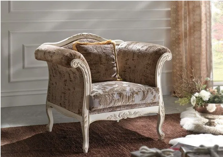 Poltrona intagliata Trend Style Imba laccata bianca con rivestimento a motivi