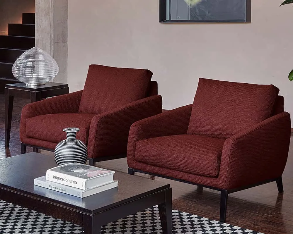 Due poltrone Bali Rosini rosso scuro in un soggiorno con tavolino basso