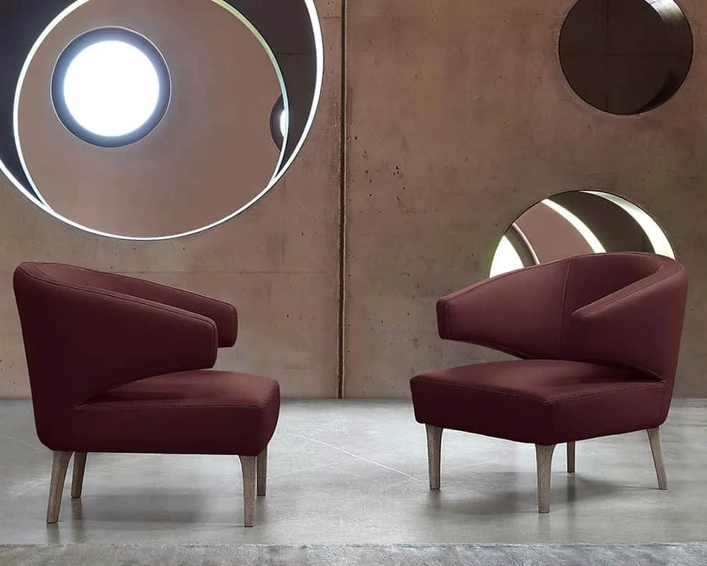 Due poltrone Maiorca Rosini bordeaux con piedi in rovere grigio