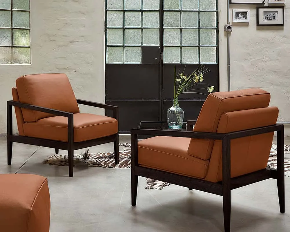 Due poltrone Malta Rosini in pelle cuoio con telaio in legno moka