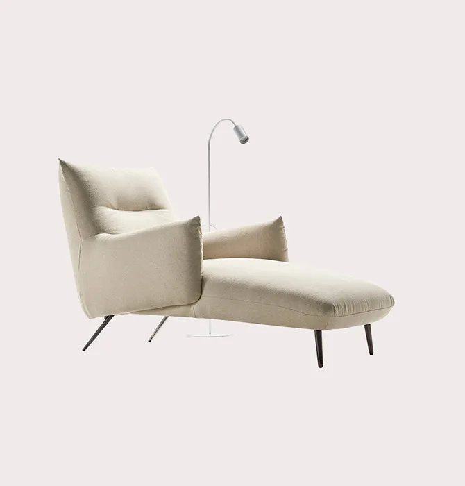 Poltrona Rodi Rosini chiara con pouf poggiapiedi