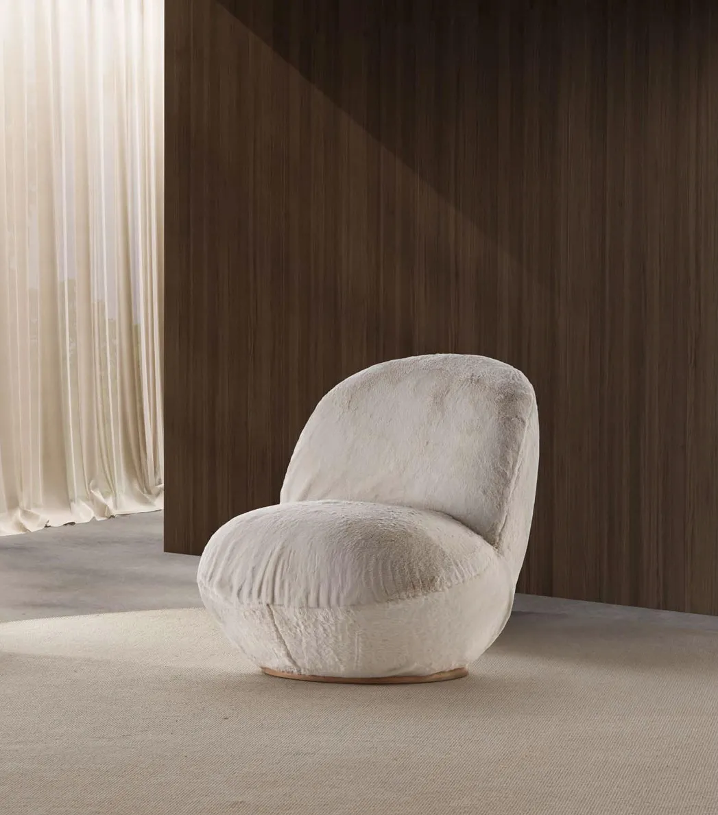 Poltroncina Pollon Rosini in tessuto chiaro