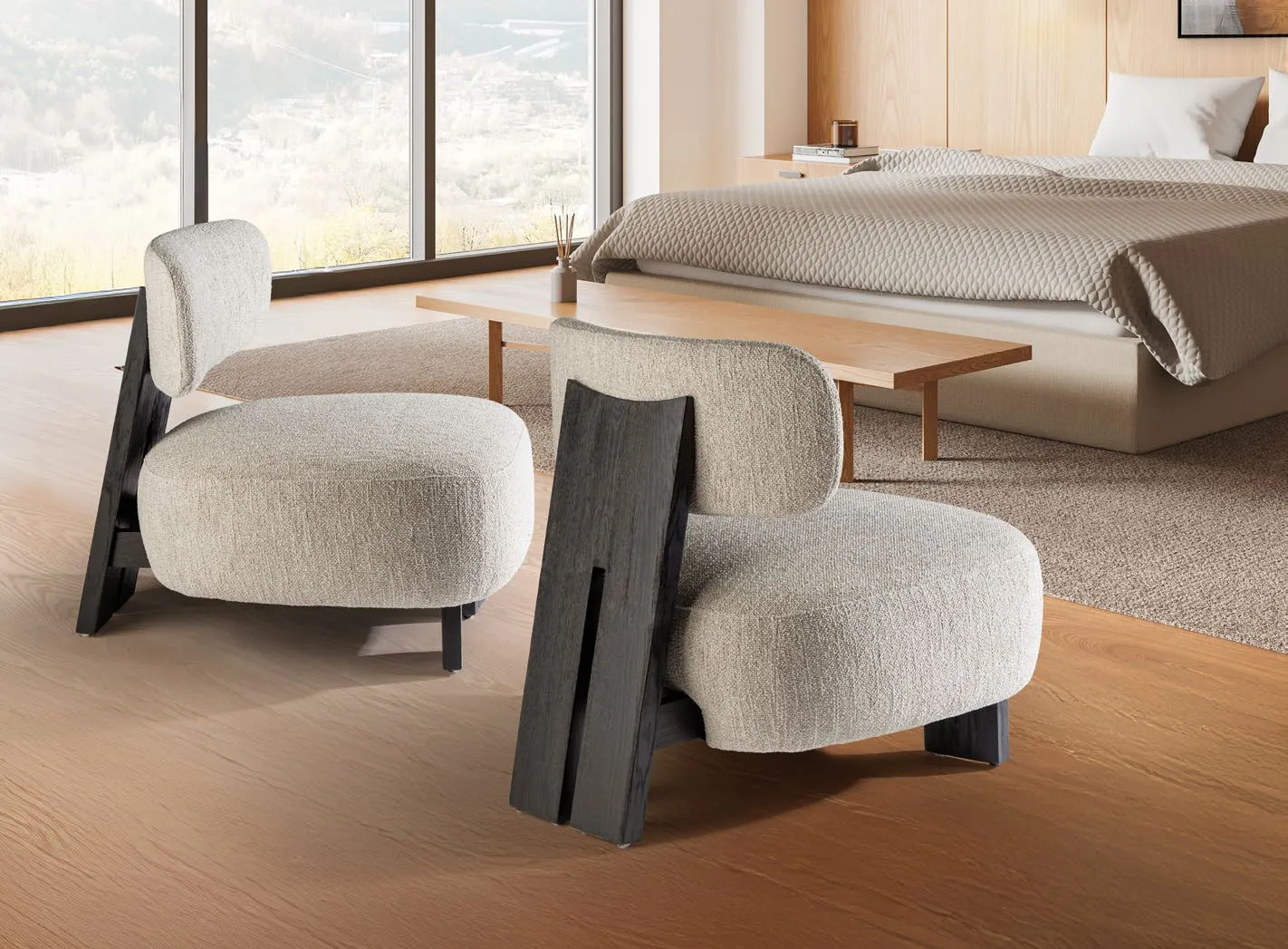 Due poltroncine Topaz Schuller in ciniglia écru con fianchi neri in una camera da letto