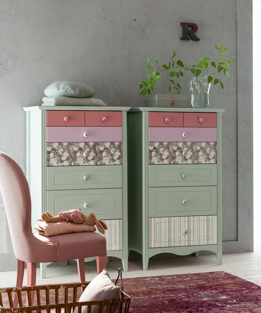 Coppia di settimanali a sei cassetti in colori pastello diversi, cameretta Romantic Morfeo Callesella