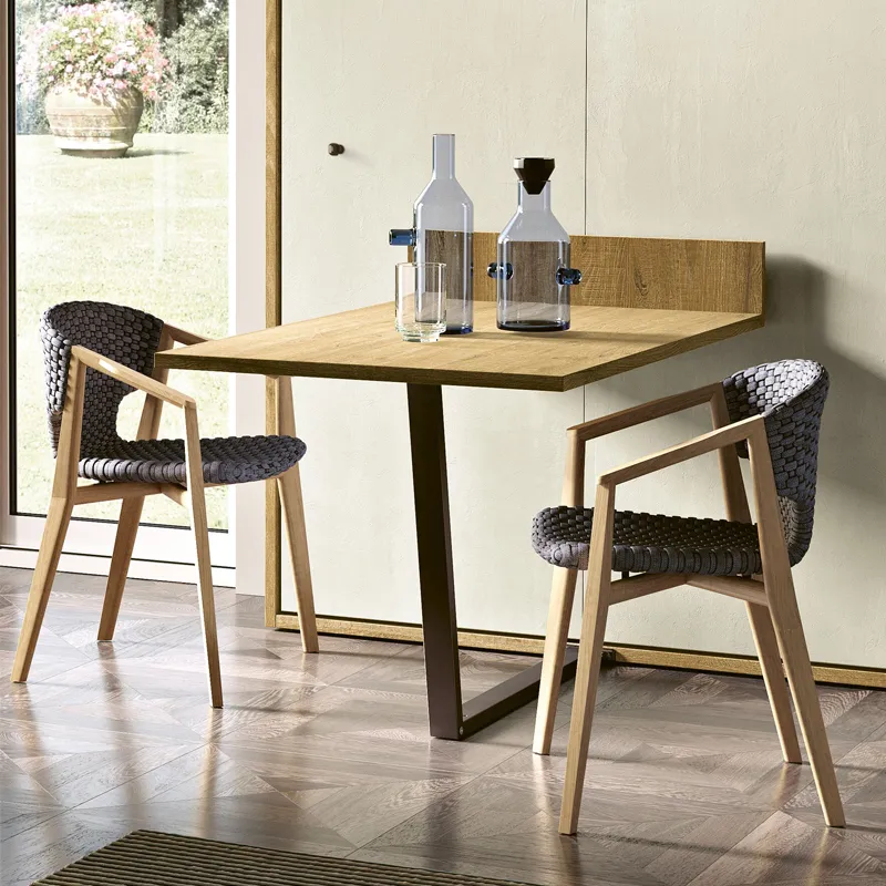 Tavolo Tabla 2B Italia apparecchiato con sedie in legno