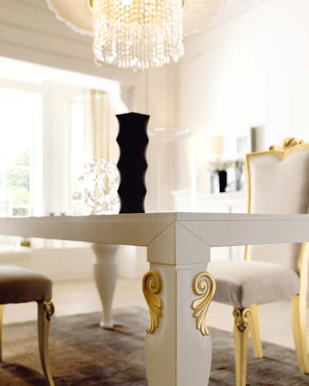 Sedia Hervé Avenanti in foglia oro con velluto bianco accanto al tavolo