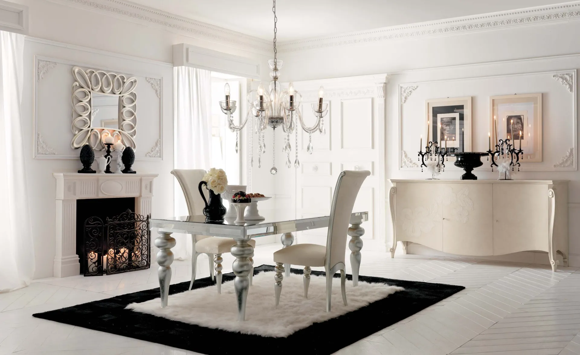 Sala da pranzo con tavolo Pierrot Avenanti in foglia argento e credenza bianca
