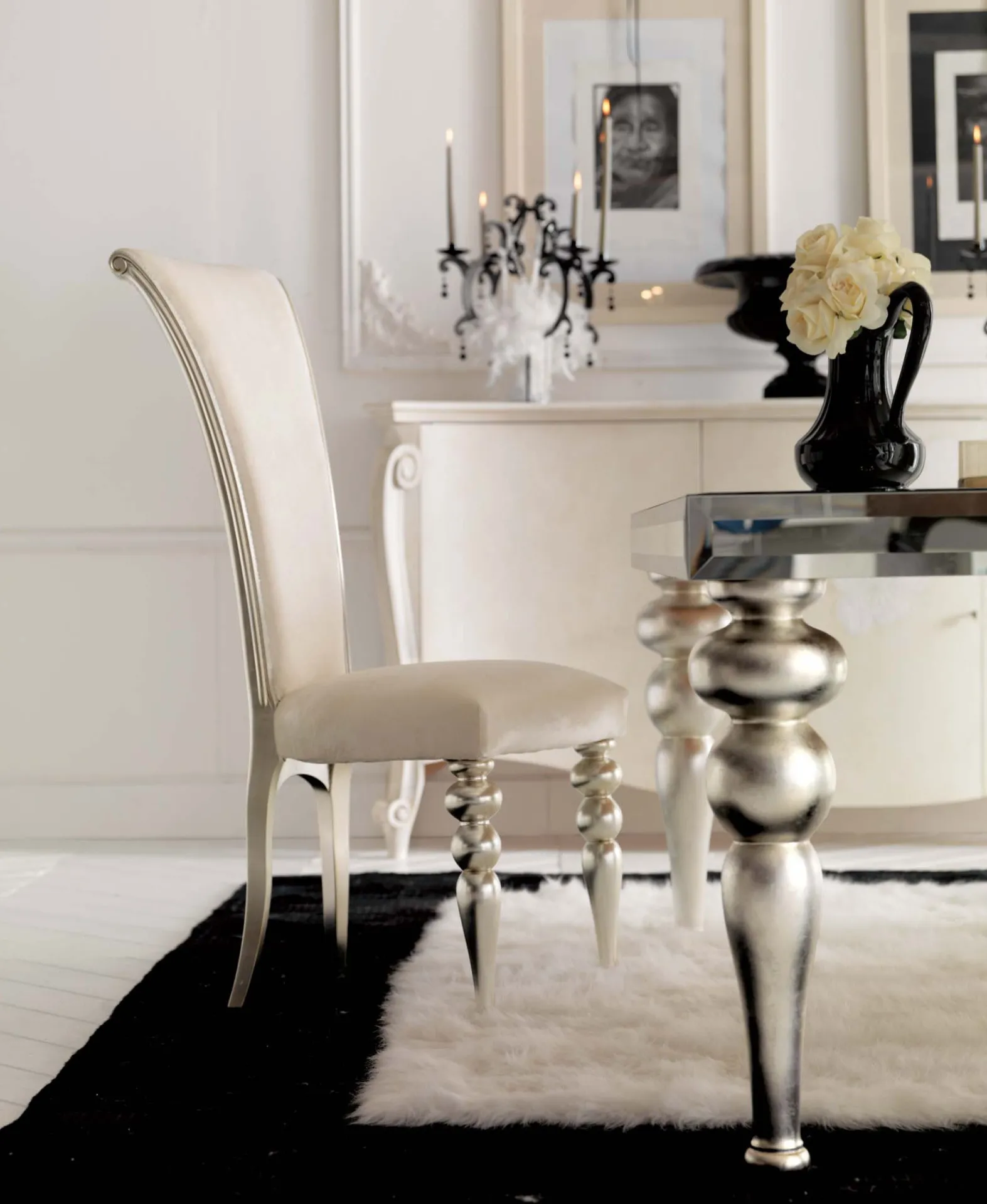 Sedia Pierrot Avenanti con schienale alto accanto al tavolo con gambe tornite