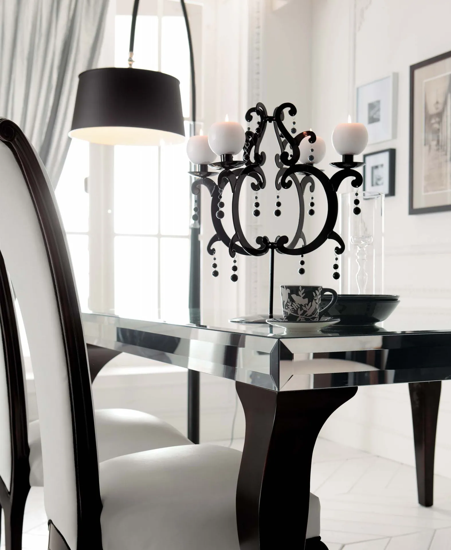 Tavolo Jean Avenanti con piano a specchio e gamba chippendale nera