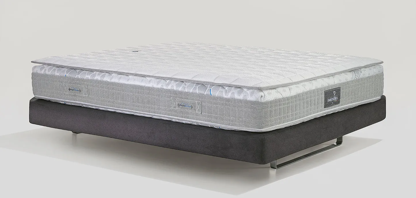 Topper Classico Traditional Magniflex bianco trapuntato steso su un materasso